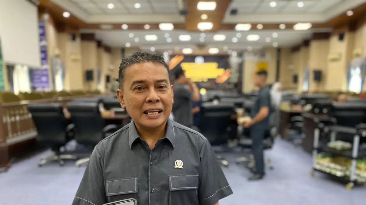 Ketua Fraksi PDI Perjuangan DPRD Kota Banjarmasin Muhaimin menyampaikan perubahan susunan internal fraksi. Posisi sekretaris fraksi kini dijabat Suyato menggantikan Tugiatno.(Foto: Endang Syarifuddin/Radar Banjarmasin)