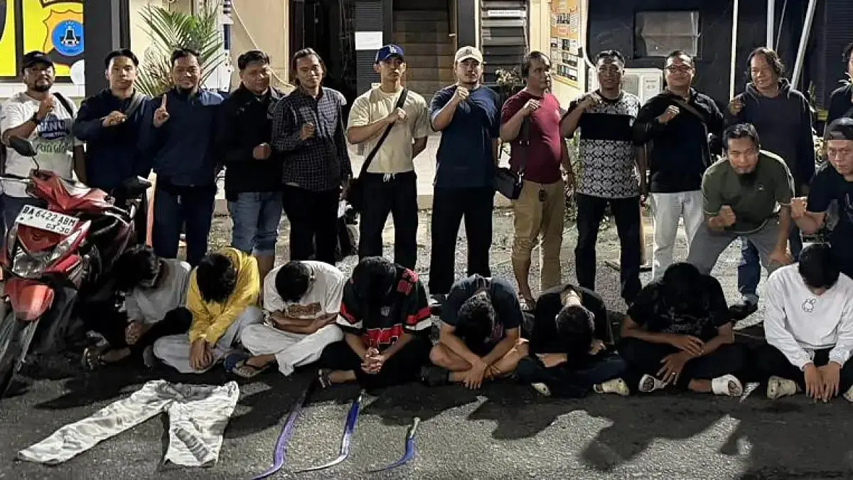 TERTUNDUK: Sejumlah remaja diamankan aparat gabungan di Polresta Banjarmasin setelah video mereka konvoi membawa senjata tajam viral di media sosial.