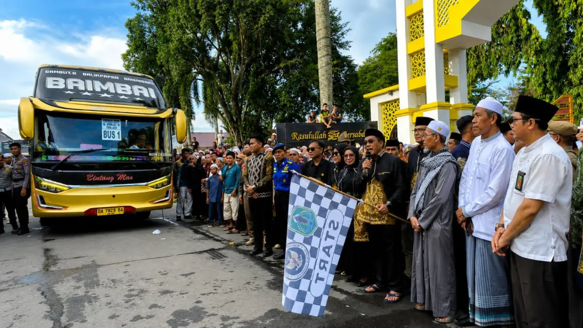 MOMEN:Bupati dan Wakil Bupati Kabupaten HSU, H Sahrujani dan Hero Setiawan melepas 353 jemaah calon haji Kabupaten HSU di depan Masjid At-Taqwa Amuntai, Kamis (7/5/2026).(Foto:M Akbar)