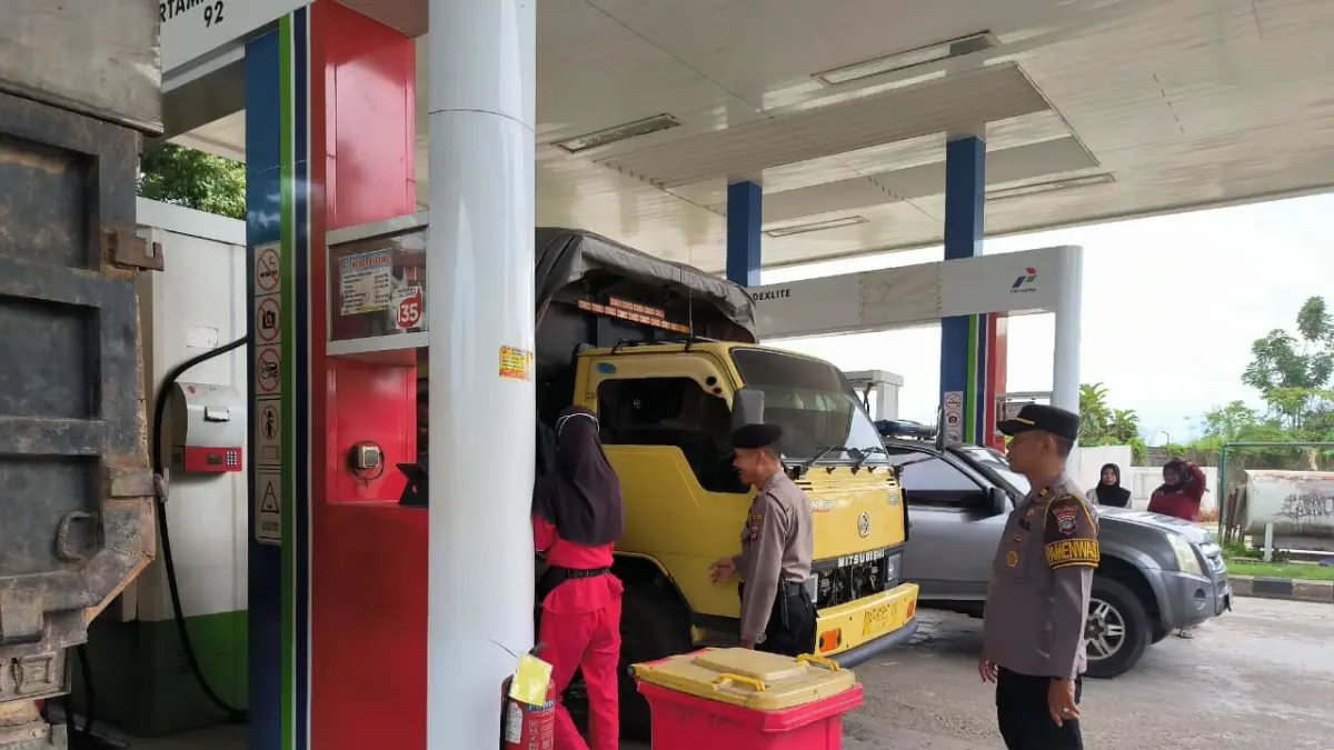 MONITORING: Anggota Polres HST monitoring penyaluran BBM subsidi. (Foto: Humas Polres HST)