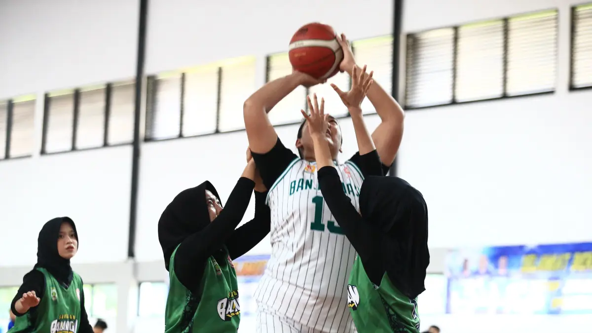 Aksi sengit para pemain bola basket dalam Pekan Olahraga Provinsi (Porprov) XII Kalimantan Selatan. Momen kompetisi bergengsi ini menjadi cerminan pentingnya kepemimpinan organisasi yang solid dan berpengalaman untuk terus mengembangkan ekosistem bola basket di Banua. (M Idris Jian Sidik)