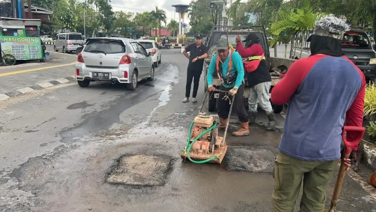 PEMELIHARAAN: Ruas jalan di Banjarbaru ditambal sulam oleh petugas lapangan yang dikerahkan Dinas PUPR Banjarbaru.
