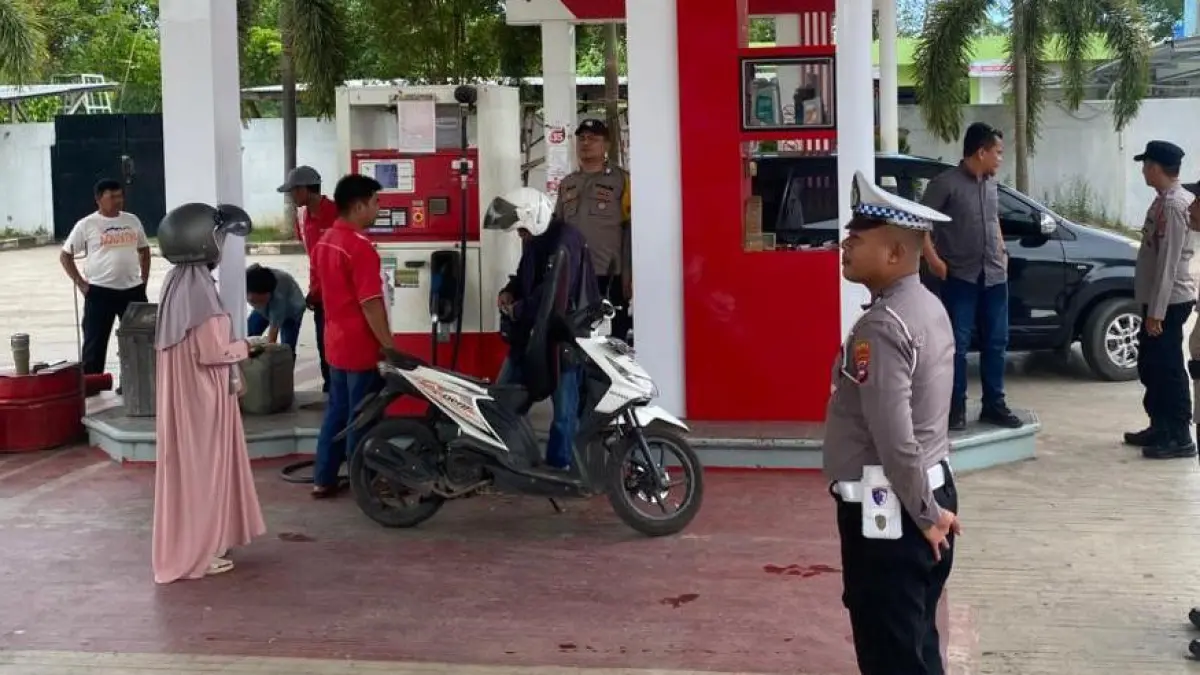 PENGAMANAN: Polres HSU gelar cipta kondisi di SPBU Tayur guna memastikan distribusi BBM bersubsidi berjalan lancar.