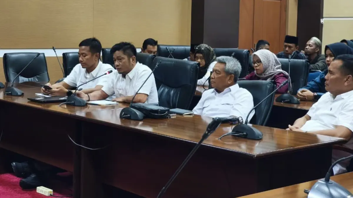 RAPAT BBM: Komisi II DPRD Tanah Bumbu menggelar rapat bersama Pertamina dan pengelola SPBU membahas distribusi BBM subsidi di Batulicin, Kamis (7/5/2026).