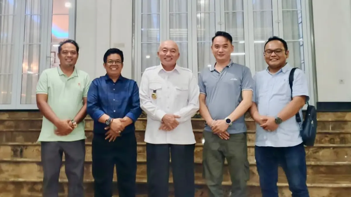 SALING RANGKUL: Kebersamaan PAN Kotabaru dengan Gubernur Kalsel H Muhidin.(Foto:Humas PAN Kotabaru)