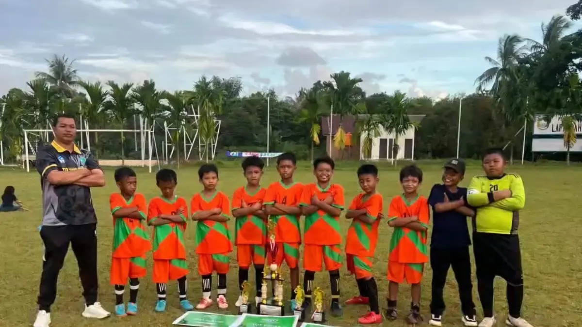 Skuad tim Sepak Bola SDN Gunung Makmur 4 yang menjuarai Turnamen Sepak Bola Piala Presiden Kabupaten Tanah Laut U-10 2026. (Hairudi)

