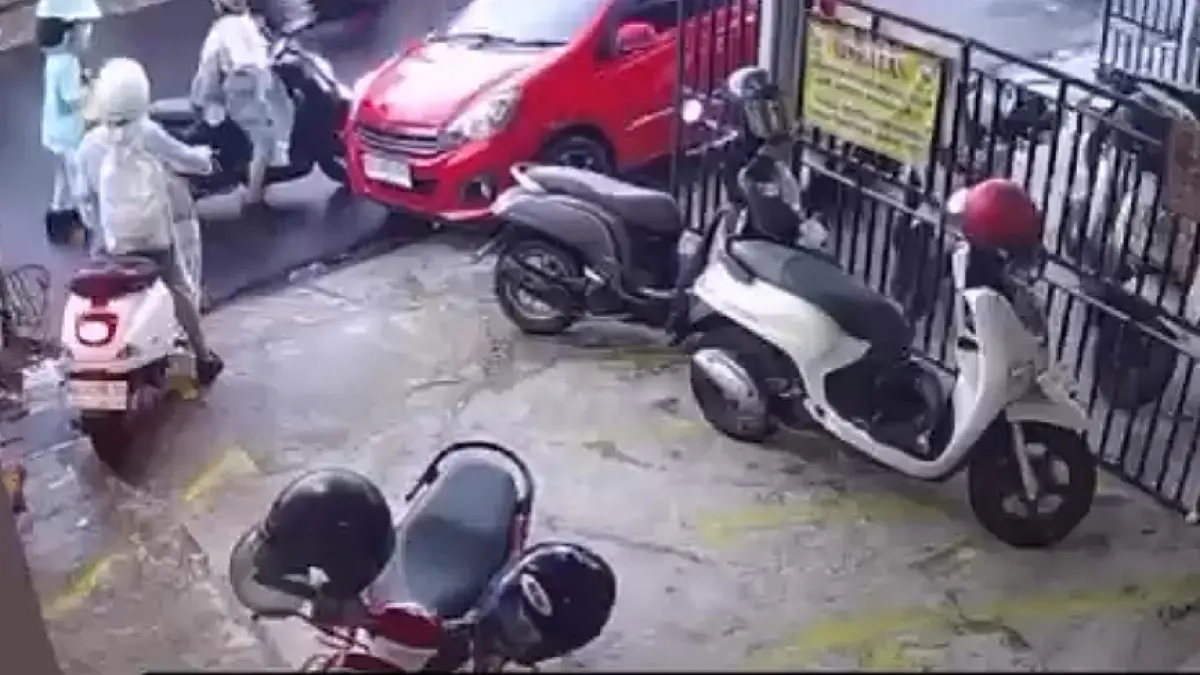 TEREKAM: Oknum badut jalanan di Banjarbaru yang diduga memalak pelajar. 