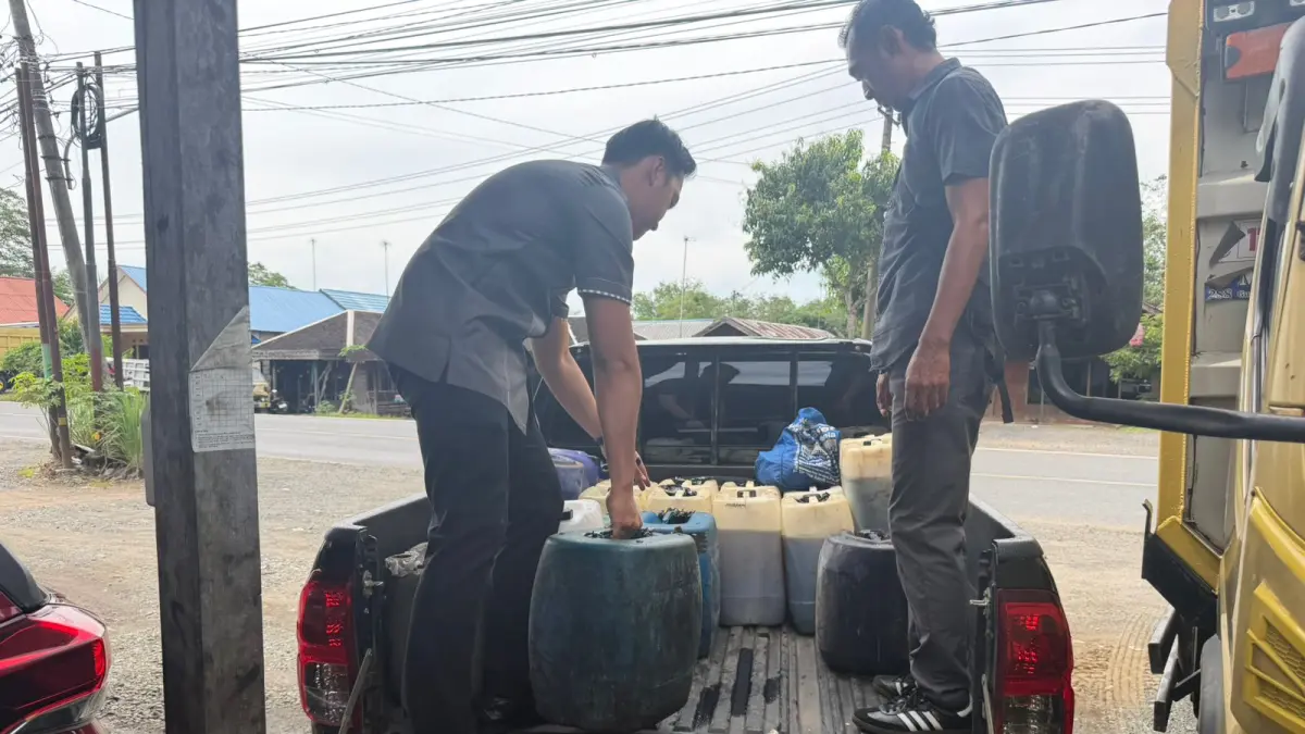 USAHA ILEGAL:Satreskrim Polres Banjar memperlihatkan barang bukti 1.080 liter biosolar subsidi yang diamankan dari sebuah gudang penimbunan berkedok bengkel di Desa Batu Balian, Kecamatan Simpang Empat, Kabupaten Banjar yang digerebek Kamis (23/4/2026) lalu.(Foto:Polres Banjar)