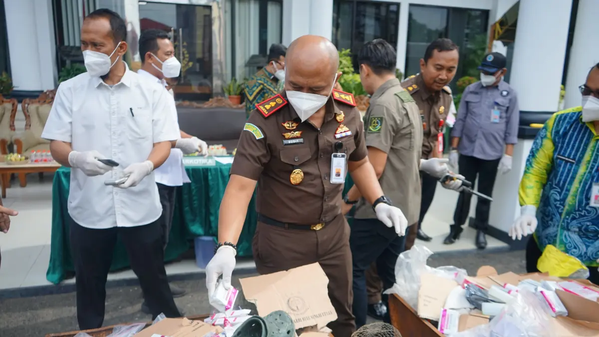 BARBUK: Kajari HSU Budi Triono SH bersama aparat penegak hukum dan instansi terkait memimpin pemusnahan barang bukti perkara narkotika dilakukan dengan cara diblender dan dibakar. (Foto: Kejaksaan)&nbsp;