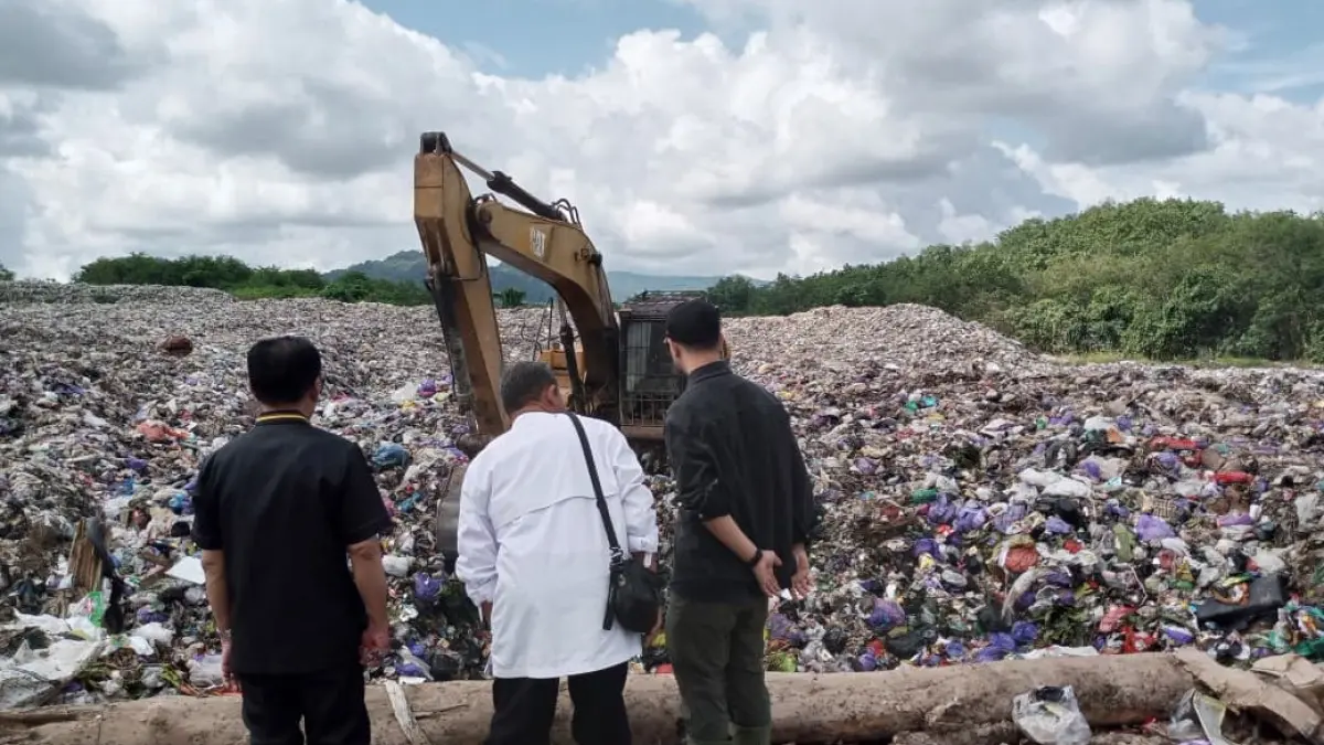 DORONG PERUBAHAN: Peninjauan aktivitas pengelolaan sampah di TPA Cahaya Kencana, Karang Intan Kabupaten Banjar. (Foto: FADLAN ZAKIRI/RADAR BANJARMASIN)