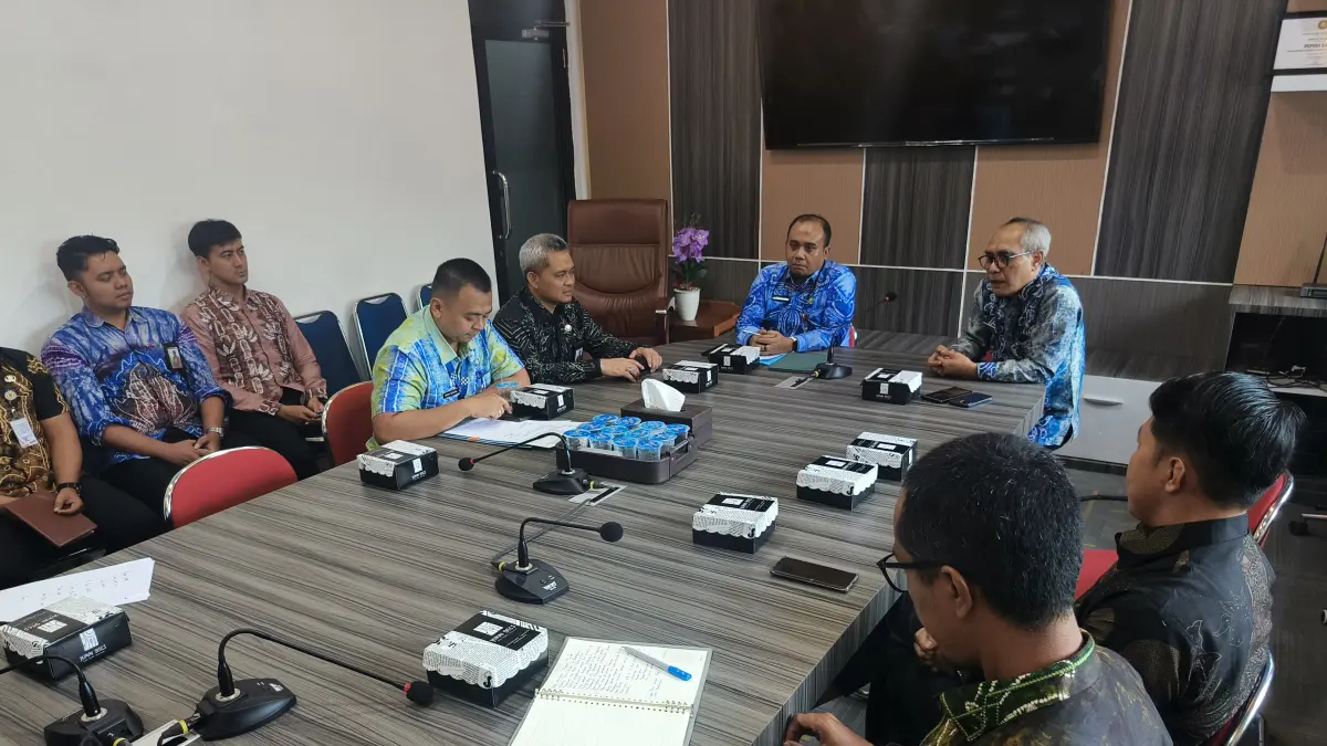 Kepala Dispora Kalsel, Pebriadin Hapiz, bersama Kepala Dinas Lingkungan Hidup Kalsel, Rahmat Prapto Udoyo, dan jajaran dalam pertemuan kolaborasi pengelolaan sampah berbasis organisasi kepemudaan di Aula Kantor Dispora Kalsel, Banjarmasin, Kamis (7/5/2026). (M Idris Jian Sidik)