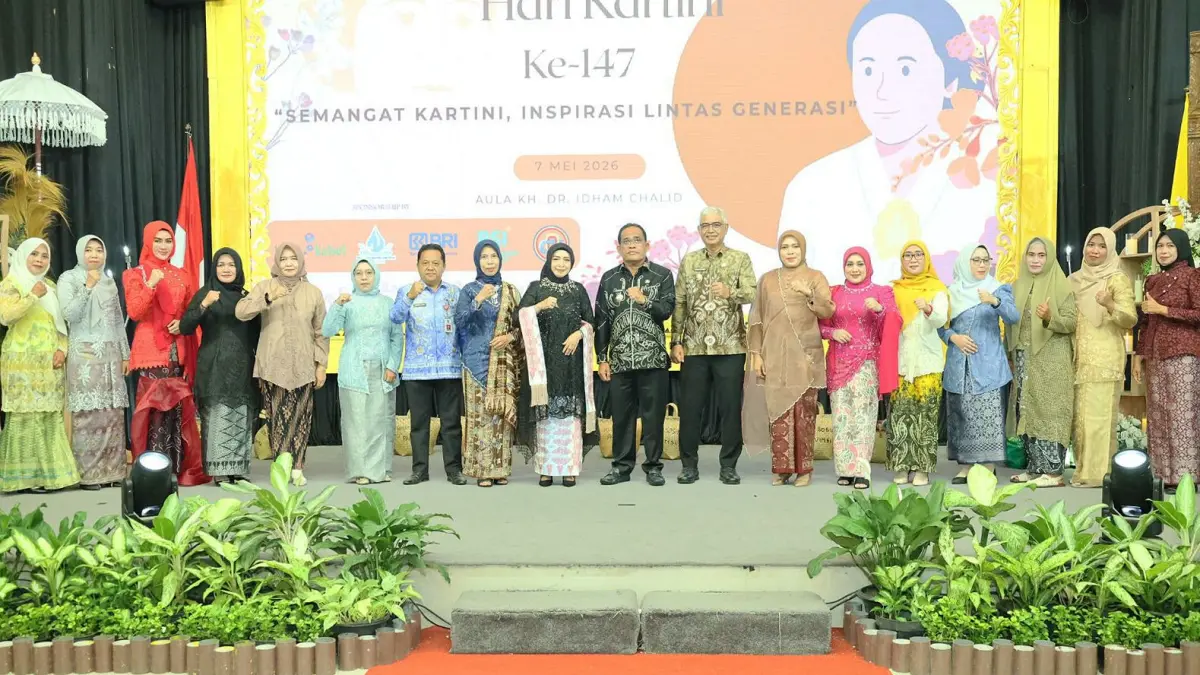 HADIR: Bupati dan Wakil Bupati Kabupaten HSU, H Sahrujani dan Hero Setiawan berfoto di peringatan Hari Kartini 2026 di Aula Dr KH Idham Chalid, Amuntai, Kamis (7/5/2026).(Foto:Pemkab HSU)