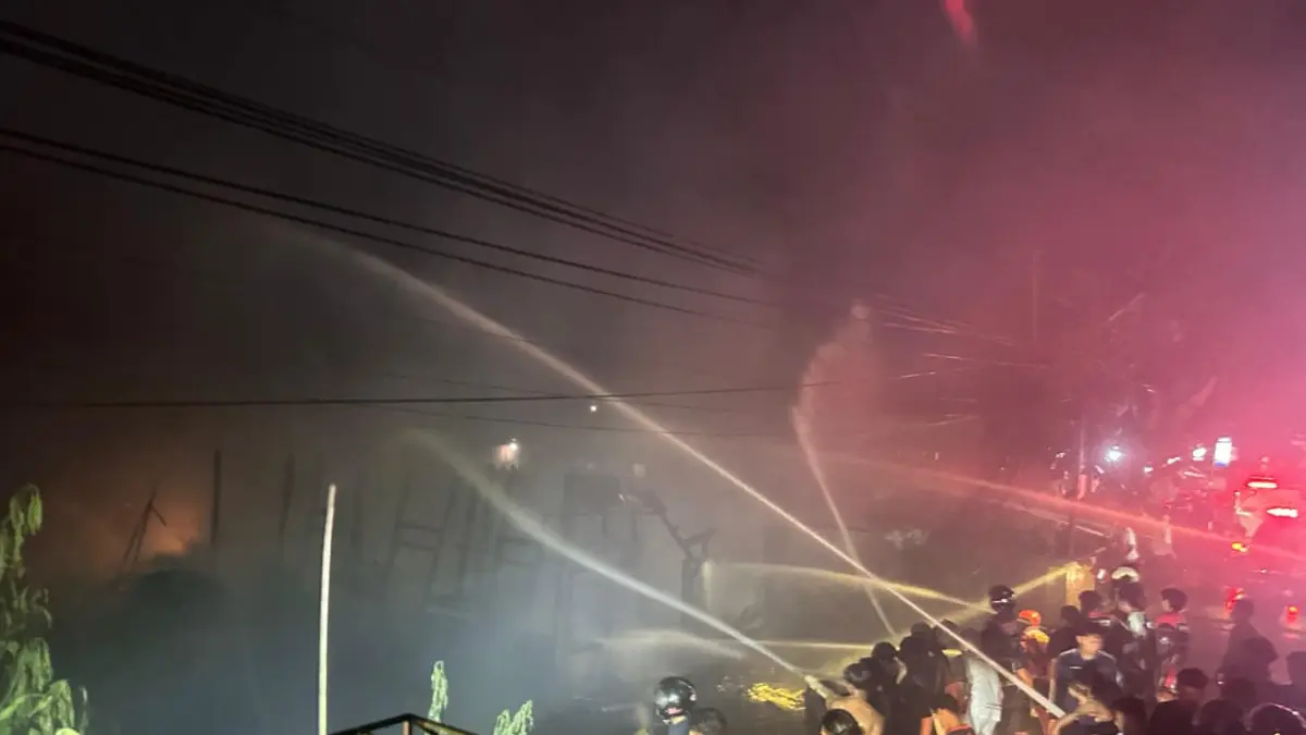 HANGUS: Petugas gabungan saat melakukan proses pemadaman satu unit rumah warga di Kelurahan Tambarangan Kecamatan Tapin Selatan, Kamis (7/5/2026) malam.(Foto:Satpol PP dan Damkar Tapin)