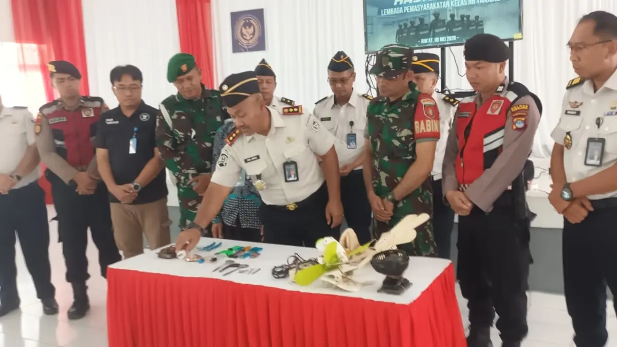 HASIL RAZIA: Kepala Lapas Kelas IIB Tabalong Tri Joko Wiyono bersama jajaran aparat penegak hukum memperlihatkan benda terlarang hasil razia di ruang tahanan.&nbsp;
