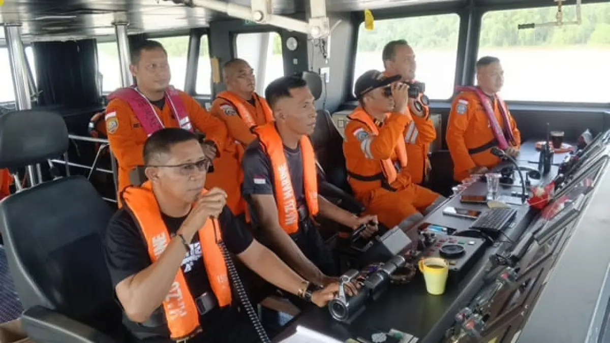 BERGERAK: Tim SAR gabungan menggunakan KN SAR 241 Laksamana bergerak dari Dermaga Basirih menuju Perairan Tanjung Selatan untuk mengevakuasi ABK KM Mahogani Banda yang mengalami kondisi darurat medis saat pelayaran, Jumat (8/5/2026). (BASARNAS BANJARMASIN)
