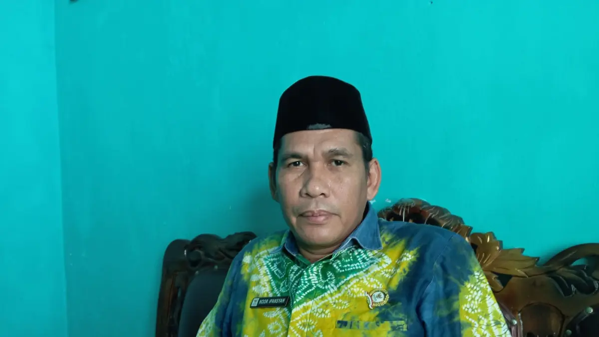 JELASKAN: Petugas Haji Daerah Kabupaten Tapin tahun 2026 Noor Ipansyah menjelaskan jemaah haji yang berisiko tinggi. (Foto: Rasidi Fadli)&nbsp;