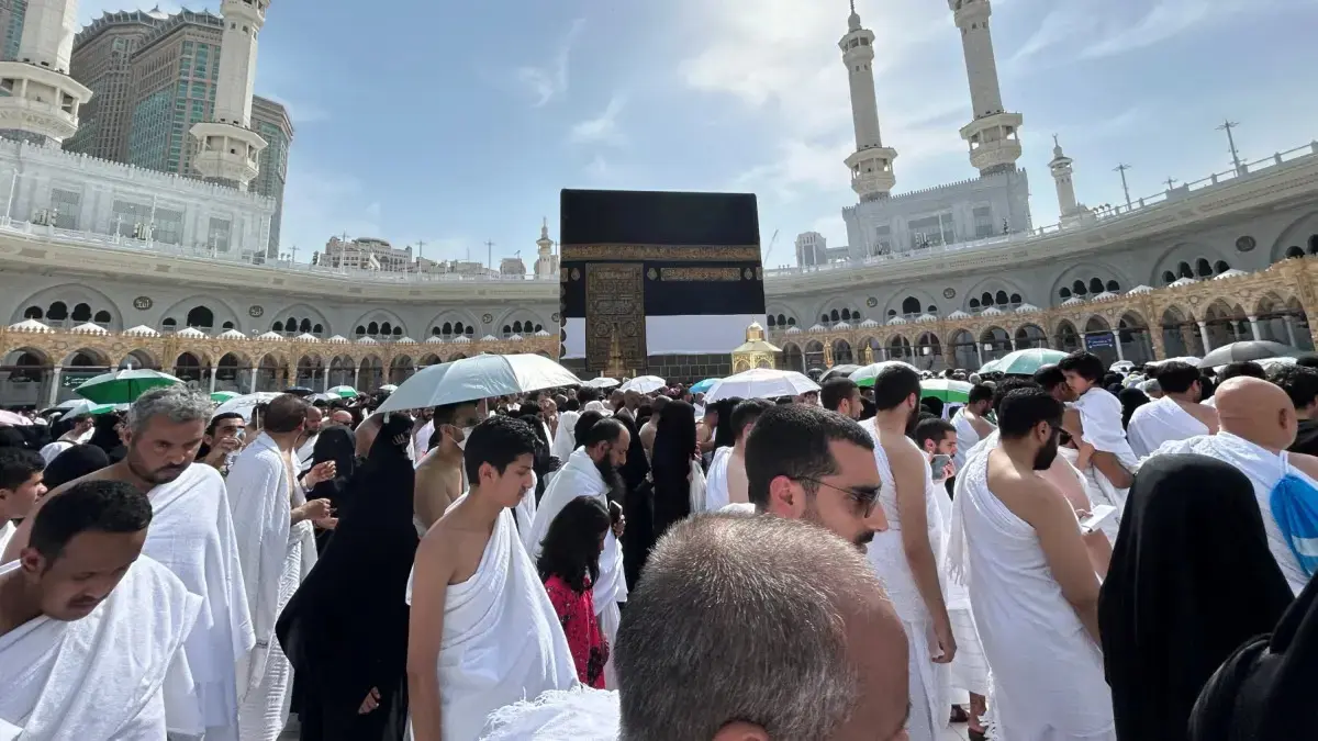 Jemaah melaksanakan tawaf. Jemaah haji Indonesia diminta tidak sering-sering umrah sunnah sebelum puncak haji. (Bayu Putra/Jawa Pos)