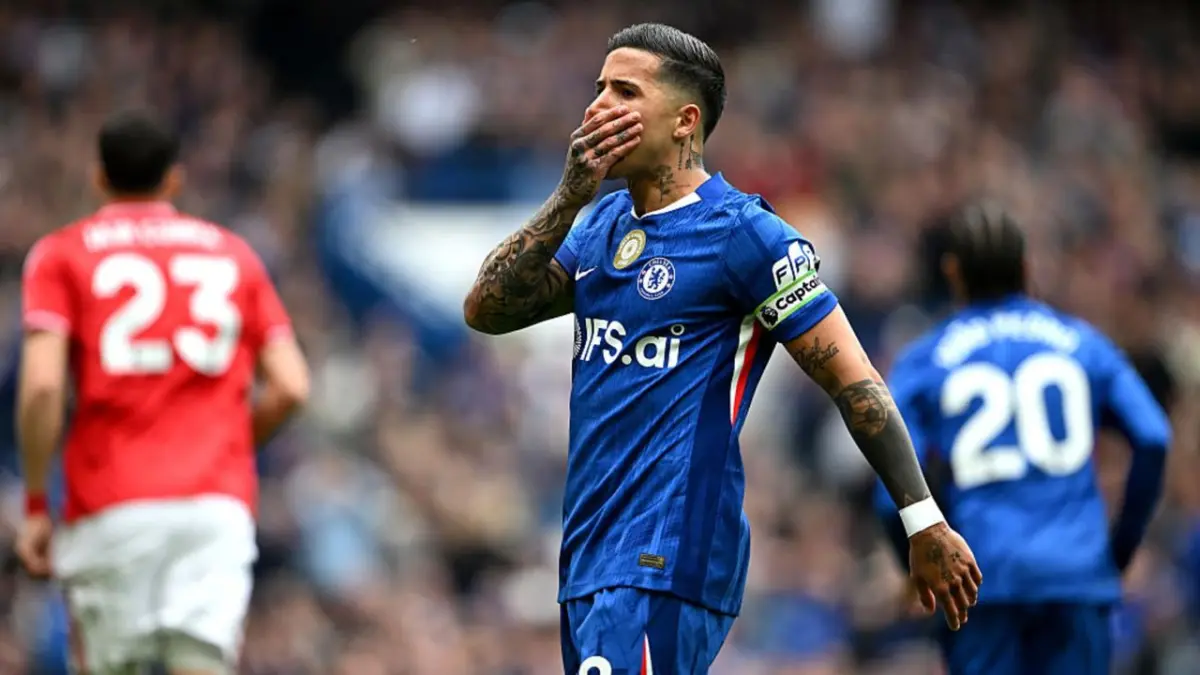 KECEWA: Ekspresi kapten Chelsea, Enzo Fernandez (tengah) saat timnya dikalahkan Nottingham Forest dalam lanjutan Premier League 2025/2026 matchday ke-35, Senin (4/5).&nbsp;
(AFP)&nbsp;