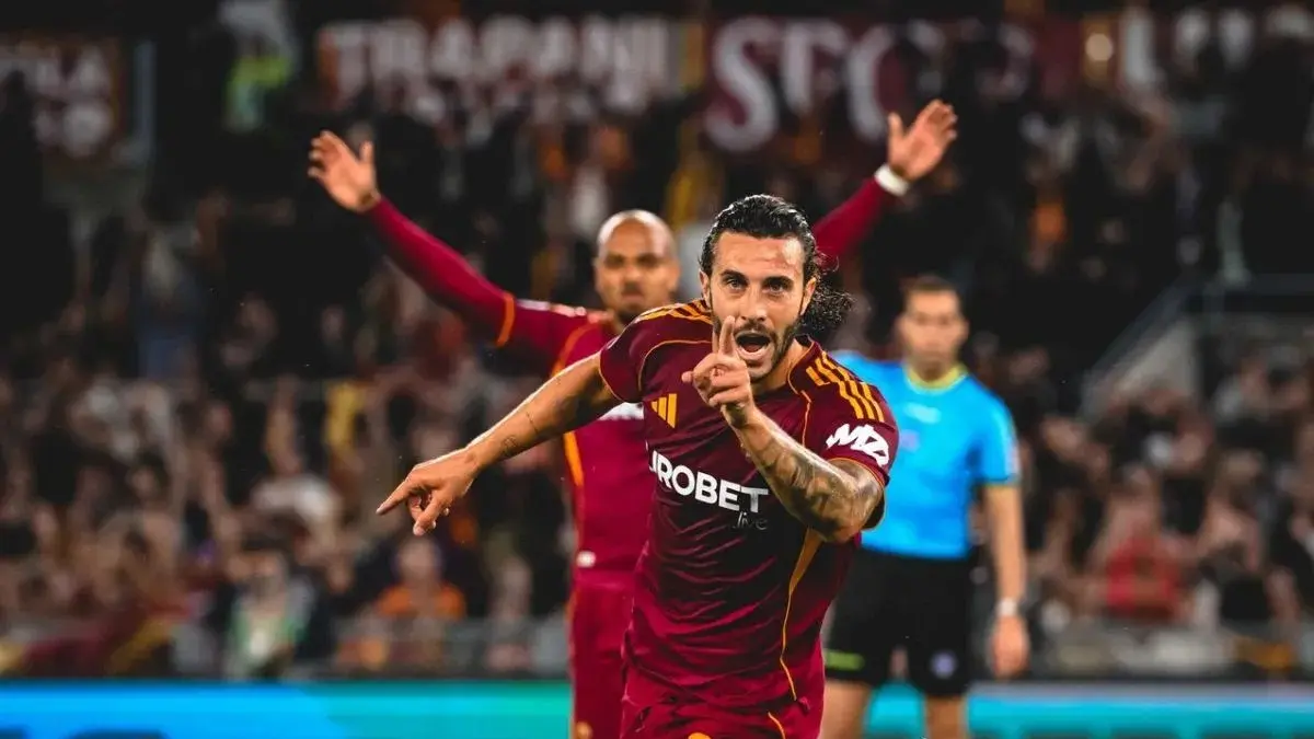 MENCETAK: Selebrasi Mario Hermoso setelah mencetak gol untuk AS Roma dalam pertandingan Liga Italia 2025/26 lawan Fiorentina.
(ASRoma.com)&nbsp;