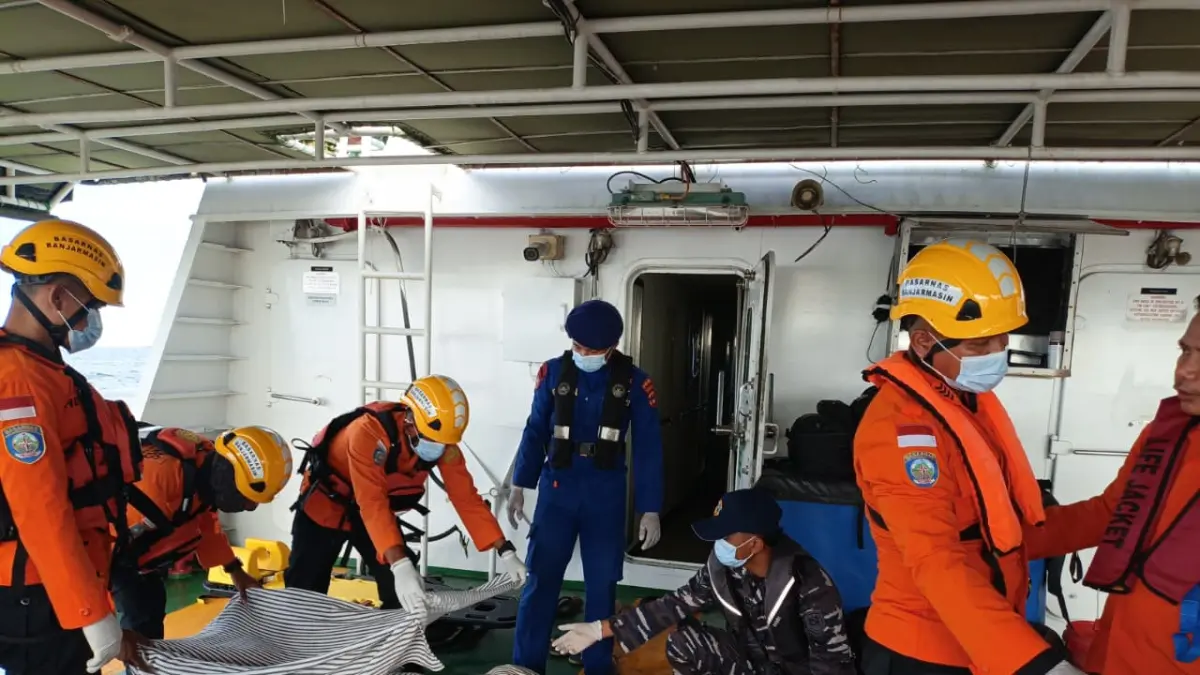 MENINGGAL DUNIA: Tim SAR gabungan mengevakuasi jenazah ABK KM PT Mahogani Banda menggunakan KN SAR 241 Laksmana di Perairan Tanjung Selatan, Kalimantan Selatan, Jumat (8/5/2026). (BASARNAS BANJARMASIN)
