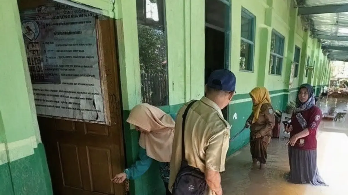 MENINJAU: Petugas saat meninjau kondisi bangunan sekolah terdampak banjir di Kabupaten Banjar.&nbsp;
(Foto: FADLAN ZAKIRI/RADAR BANJARMASIN)