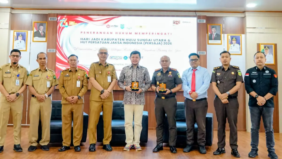 MOMEN:Kepala Kejari HSU, Budi Triono SH, foto bersama usai sambutan di kegiatan penerangan hukum tentang mitigasi risiko pengadaan barang dan jasa di Aula Karya Sadaya, Selasa (5/5/2026).