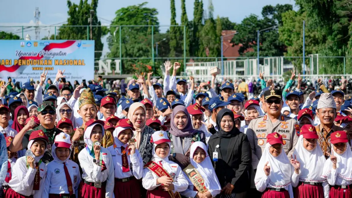 MOMENTUM: &nbsp;Wali Kota Banjarbaru, Erna Lisa Halaby bersama para peserta upacara dalam momentum Hardiknas 2026, Senin (4/5).
(MC BANJARBARU UNTUK RADAR BANJARMASIN)