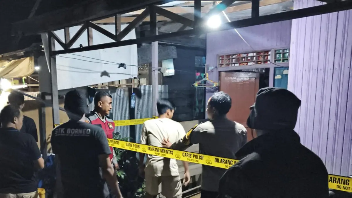OLAH TKP: Petugas kepolisian bersama tim Inafis melakukan olah TKP di kontrakan tempat ditemukannya seorang pria tanpa identitas meninggal dunia di Desa Simpang Empat, Kecamatan Kertak Hanyar, Kabupaten Banjar, Kamis (7/5/2026) malam. (POLRES BANJAR)