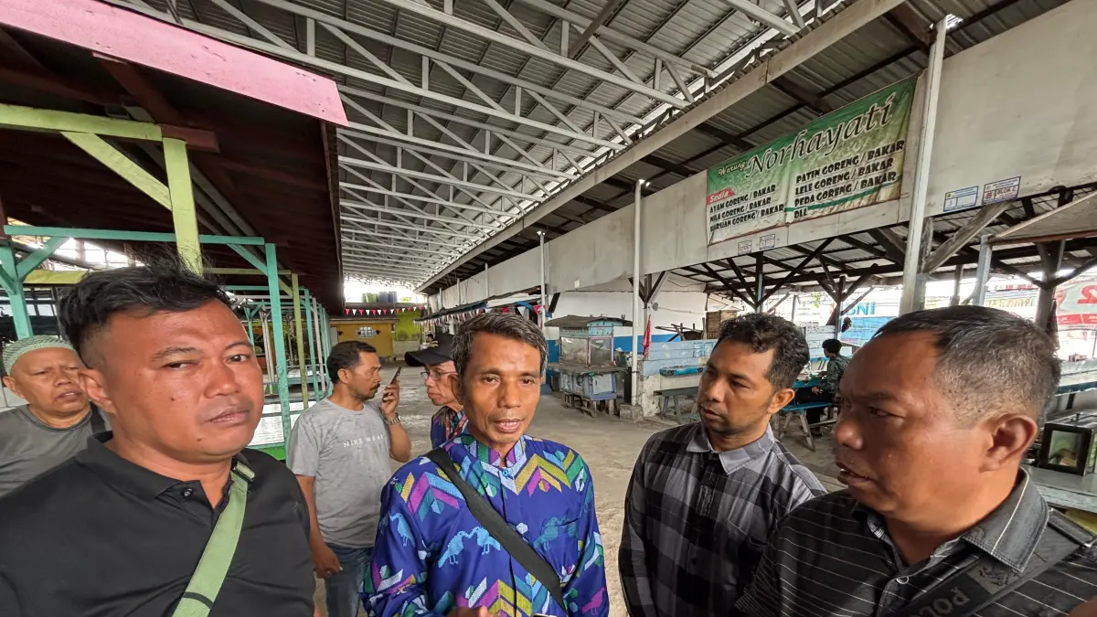 PEDAGANG: Sejumlah pedagang yang lapaknya terbakar di Pasar Harum Manis ingin bertemu Wali Kota Banjarmasin untuk membahas pembangunan kembali. (Zulvan Rahmatan/Radar Banjarmasin)