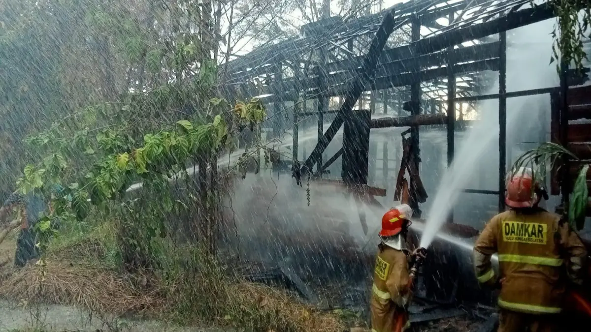 PEMADAMAN: Petugas dari Damkar HSS saat lakukan pemadaman api di Tibung Raya. (Foto: DAMKAR HSS) 
