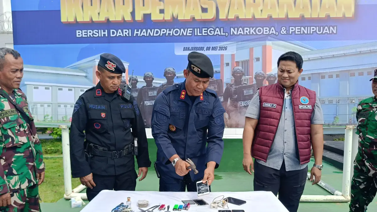 PEMUSNAHAN: Sejumlah temuan hasil razia di Lapas Banjarbaru langsung dimusnahkan. (SHEILLA/ RADAR BANJARMASIN)