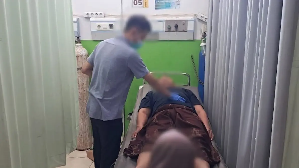 PERAWATAN MEDIS: Petugas melakukan penanganan pasien di RSUD Datu Kandang Haji Balangan yang diduga menjadi korban keracunan makanan usai menghadiri acara keagamaan.