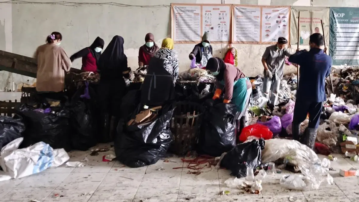 PILAH SAMPAH: Rombongan Komisi III DPRD Kota Banjarmasin ketika sidak operasional pengolahan sampah di Banua Recycle Center (BRC), Jumat (8/5/2026).
