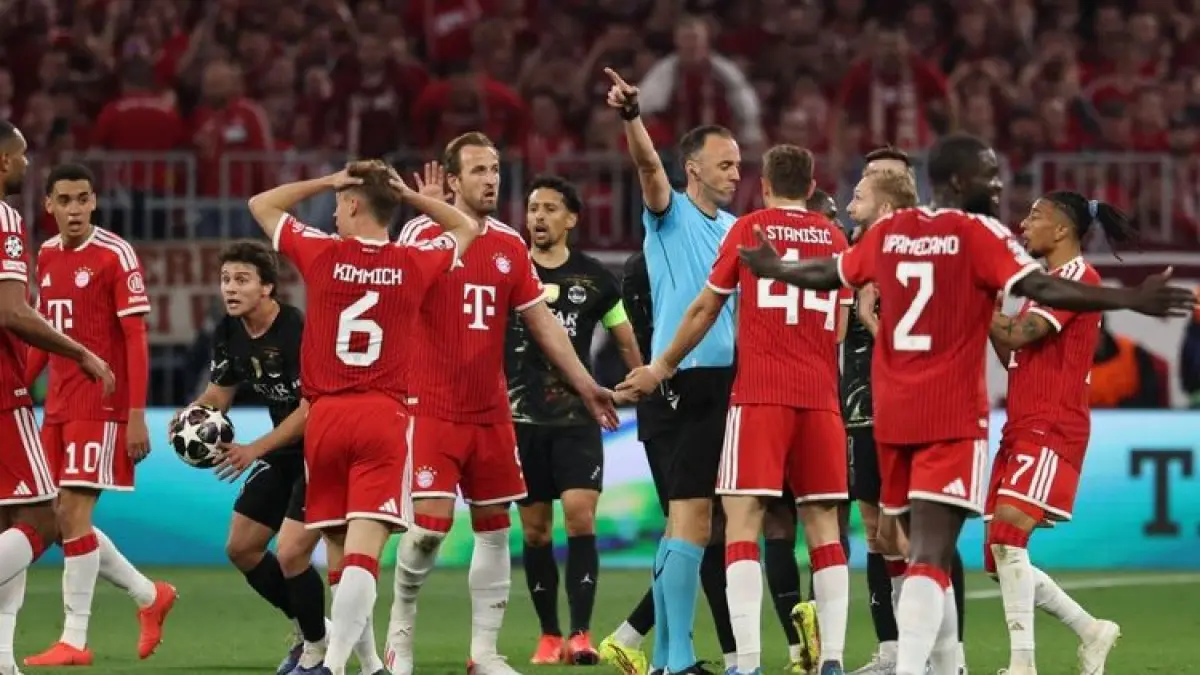PROTES: Wasit asal Portugal, Joao Pinheiro, dikelilingi para pemain Bayern Munchen yang memprotes dugaan handball pemain PSG, Joao Neves pada laga leg kedua semifinal Liga Champions, Kamis (7/5) dini hari WIB.&nbsp;

(AFP/FRANCK FIFE)