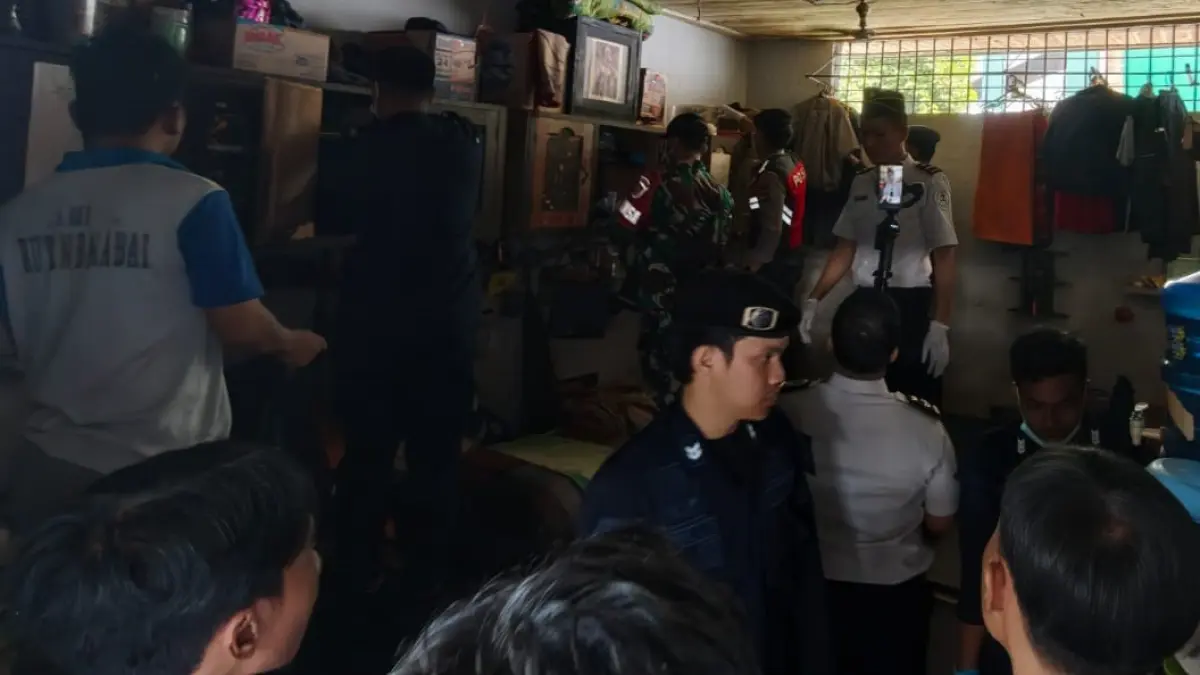 RAZIA: Petugas menggeledah kamar warga binaan dan menemukan berbagai barang terlarang, Jumat (8/5/2026).