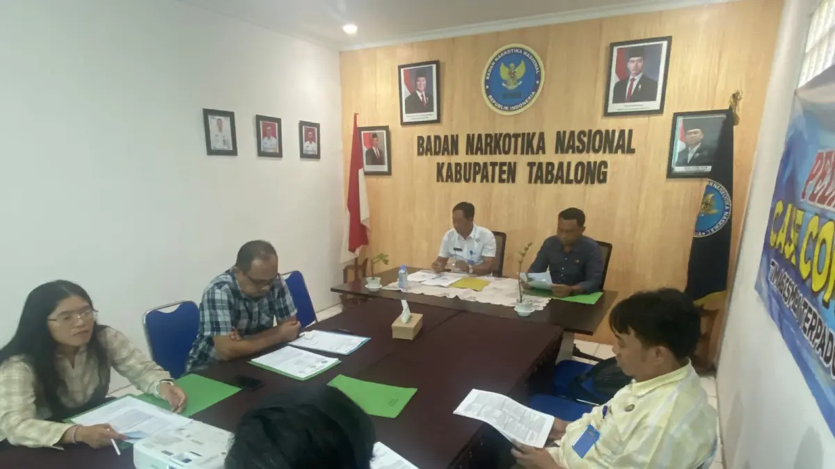 REHABILITASI: Jajaran TAT saat membahas proses rehabilitasi tiga tersangka narkoba (Foto : BNNK Tabalong untuk Radar Banjarmasin)