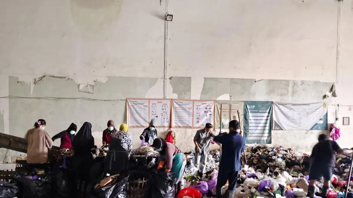 Rombongan Komisi III DPRDn Kota Banjarmasin ketika sidak operasional pengolahan sampah di Banua Recycle Center (BRC), Jumat (8/5/2026).(Foto: Endang Syarifuddin/Radar Banjarmasin)