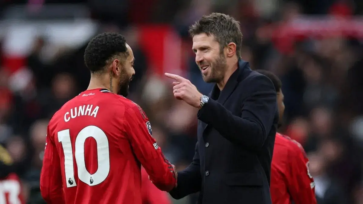 SELEBRASI: Pelatih Interim Manchester United Michael Carrick (kanan) dan pesepak bola Matheus Cunha (kiri) saat berselebrasi bersama.&nbsp;
(AFP)&nbsp;