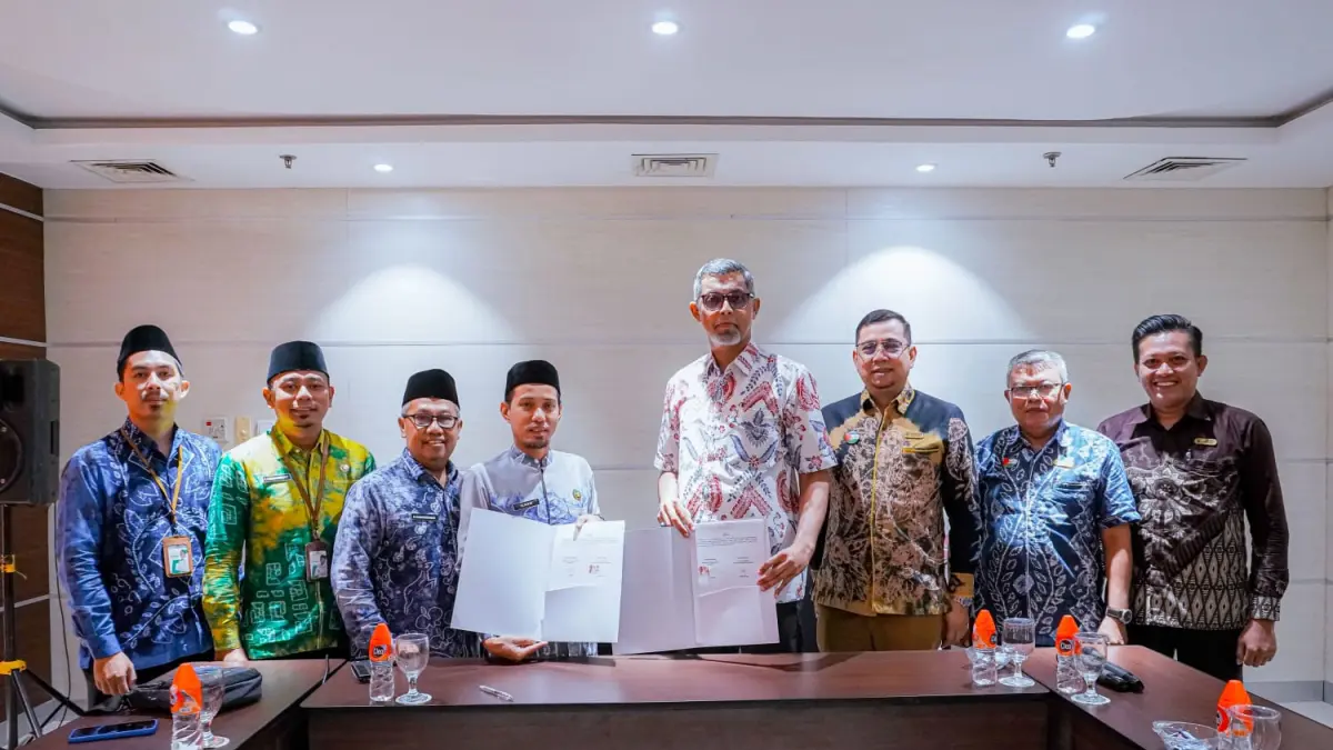 SEPAKAT: Perwakilan Manajemen PT Qanita Hotel dan BAZNAS Kalsel teken MoU dalam pengelolaan dan penyaluran infaq karyawan, belum lama tadi.(Foto: PT Qanita Hotel)&nbsp;