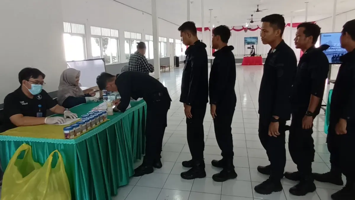 TES URINE : Jajaran personel sipir di Lapas Kelas IIB Tabalong saat mengantre untuk dites urine.