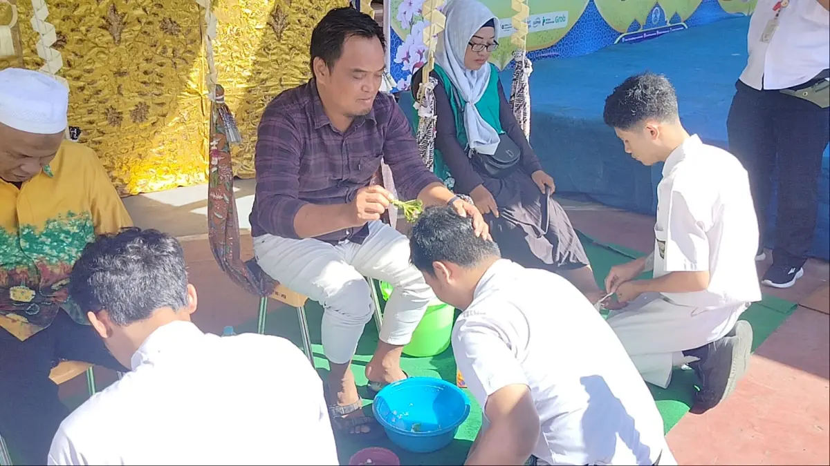 TRADISI KELULUSAN: Orang tua siswa menyambut haru saat anak-anak mereka menjalani prosesi tradisi bakti sujud kelulusan. (Foto: maulana/Radar Banjarmasin)
