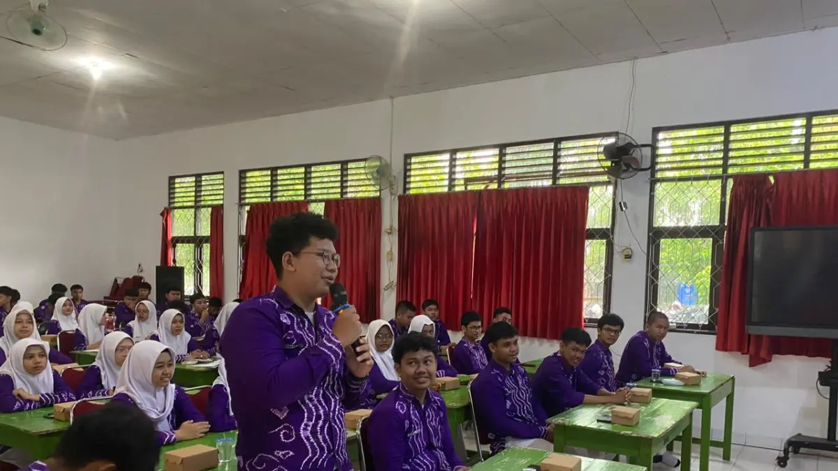 ANTUSIAS: Seorang siswi menyampaikan pertanyaan dalam sesi dialog interaktif bersama Wakil Ketua I DPRD Kota Banjarbaru, Neni Hendriyawaty, pada kegiatan DMS di SMAN 2 Banjarbaru.