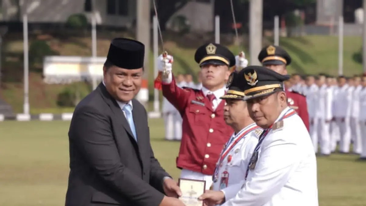 APRESIASI:Bupati Kabupaten HST, Samsul Rizal saat menerima penghargaan dari IPDN Jatinangor, Jawa Barat, Sabtu (9/5/2026).(Foto:Pemkab HST)&nbsp;