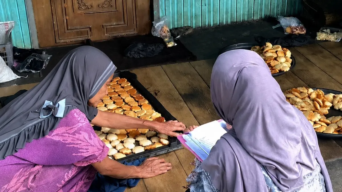 DIDATA:Petugas BPS Kabupaten Banjar sedang melakukan Survei Konsumsi Bahan Pokok Non Rumah Tangga kepada salah pedagang kue kering di Martapura.(Foto:BPS Kabupaten Banjar)