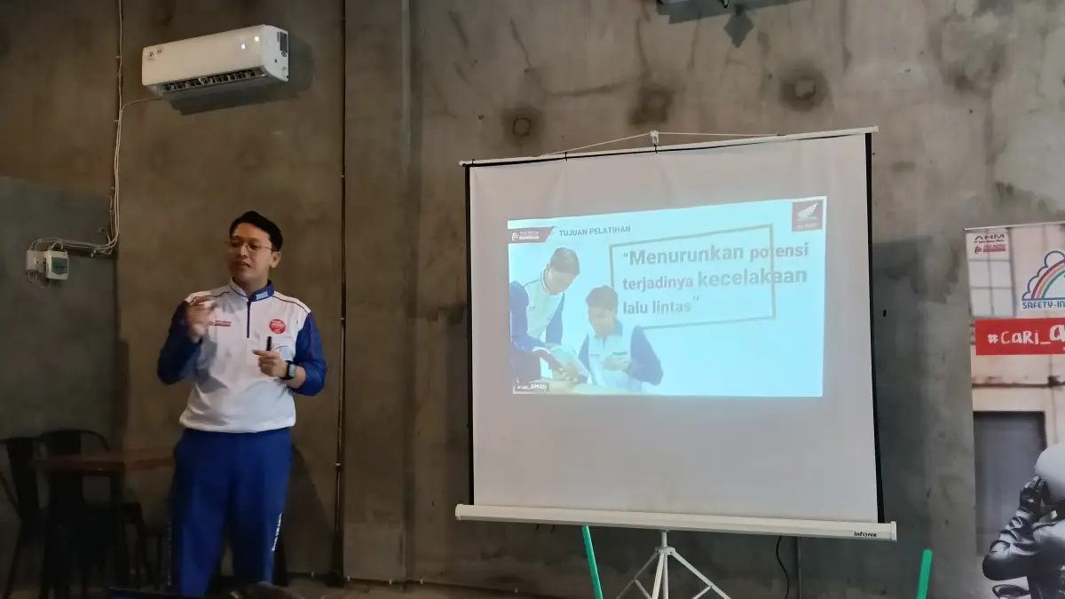 EDUKASI:PIC Safety Riding Honda Trio Motor, Yoga Prabowo saat edukasi bersama Jurnalis di Kubiek Coffee, Sabtu (9/5/2026).(Foto:PT Trio Motor)