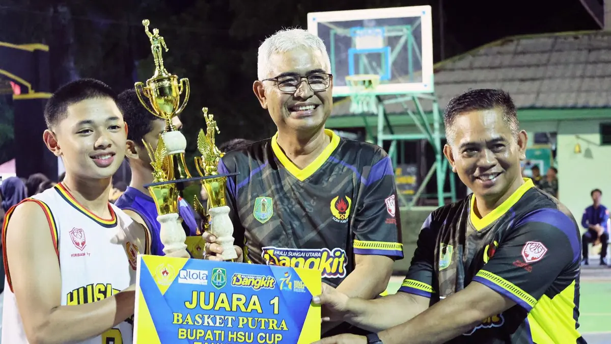EVENT:Wakil Bupati HSU, Hero Setiawan bersama Dandim 1001 HSU/Balangan, Letkol Inf Endra menyerahkan trofi kepada juara usai penutupan Turnamen Bola Basket Bupati Cup 2026 di Lapangan Kodim 1001, Jumat (7/5/2026) malam.(Foto:Pemkab HSU)