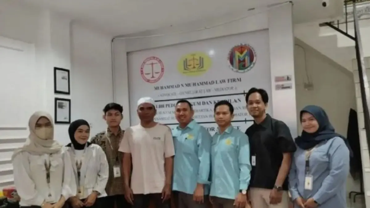 Mahmudin berfoto bersama tim pengacara yang mendampinginya selama persidangan.  (Foto: Antara) 