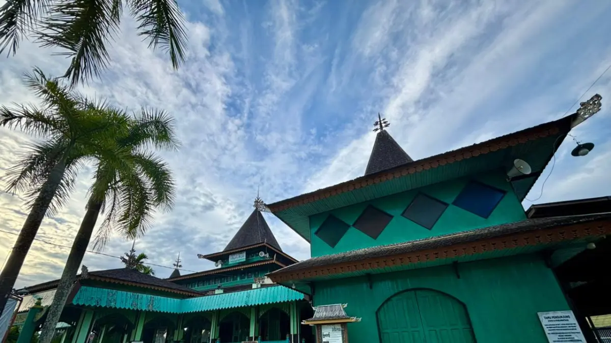 Masjid Sultan Suriansyah merupakan masjid bersejarah di Kota Banjarmasin, sekaligus masjid tertua di Kalimantan Selatan (Kalsel).