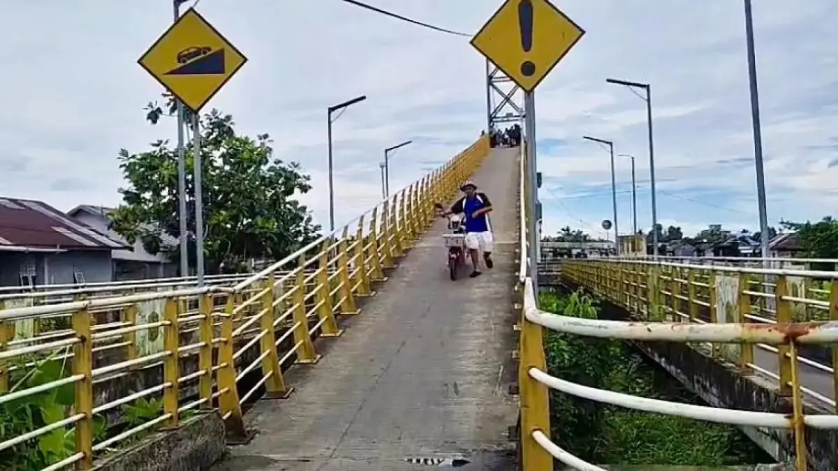 MELUNCUR: Kondisi turunan yang curam di Jembatan Pulau Bromo Banjarmasin dikeluhkan warga karena dinilai rawan memicu kecelakaan.