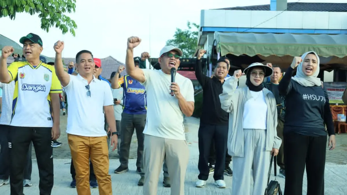 MERIAH:Bupati dan Wakil Bupati HSU, H Sahrujani dan Hero Setiawan (kiri) semangati peserta jalan sehat dan senam bersama warga di Kecamatan Amuntai Utara.(Foto: Pemkab HSU)